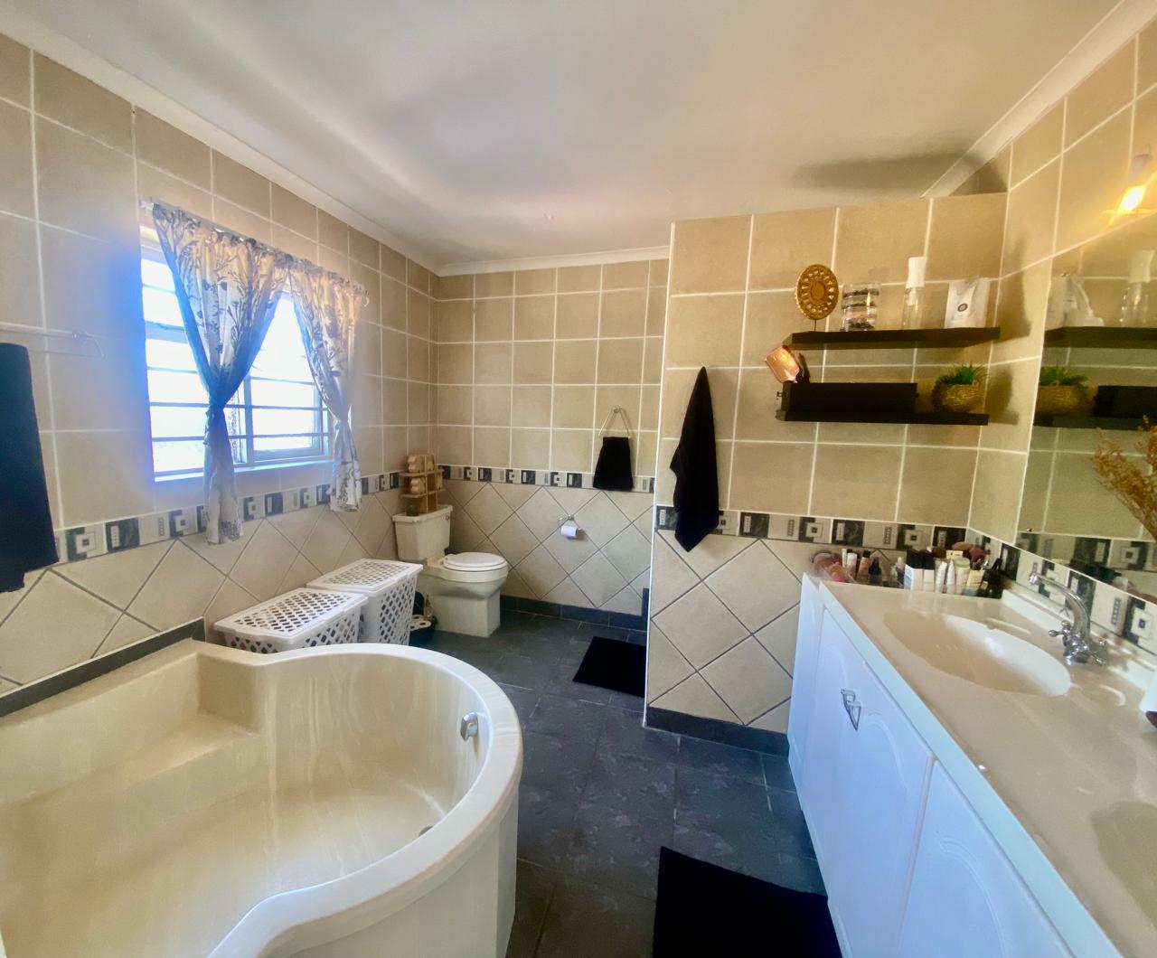 4 Bedroom Property for Sale in Linkside Western Cape